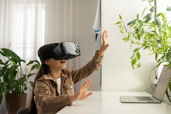 虚拟类开车教训科学类技术女学生虚拟现实头盔虚拟现实耳机少年学生女孩教室玩游戏障碍
