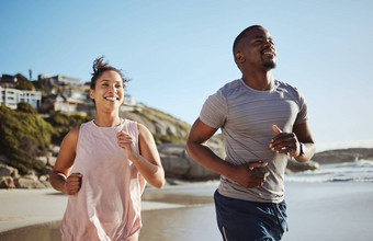 健身海滩运行黑色的夫妇培训锻炼锻炼心血管健康自由快<strong>乐跑</strong>步者非洲女人爱体育活动健康的合作伙伴
