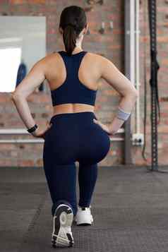 女人伸展运动腿锻炼健身房健康护理肌肉发展地板上女孩健身锻炼肺平衡健康的焦点身体目标愿景多伦多