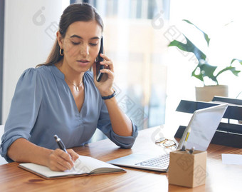 业务女人写作电话调用办公室谈话确认时间表女员工助理管理员使笔记手机连接规划市场营销日历
