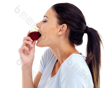 偷位甜蜜工作室拍摄美丽的年轻的女人享受红色的天鹅绒蛋糕