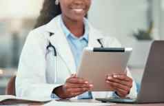 微笑医生数字平板电脑非洲美国医生无线平板电脑医院医疗浏览互联网在线应用程序平板电脑医生连接内部