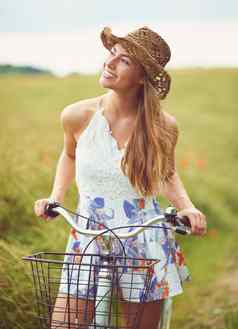 比较简单的快乐自行车骑年轻的女人骑自行车农村