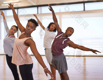 摇摆独奏会集团年轻的舞者排练工作室