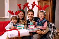 圣诞节时间家庭家庭穿驯鹿鹿角享受圣诞节