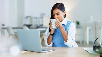 年轻的业务女人采取咖啡打破<strong>完成任务</strong>会议的最后期限工作移动PC工作很高兴女企业专业休息发送发送电子邮件