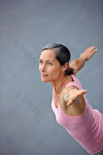 领先的健康的生活方式高角拍摄有吸引力的成熟的女人<strong>瑜伽</strong>在户外