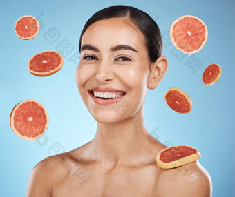 女人工作室肖像葡萄柚美护肤品微笑快乐健康蓝色的背景年轻的基因模型健康的脸皮肤柑橘类水果维生素护理幸福