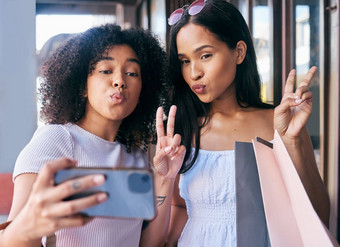 自拍和平购物黑色的女人朋友摆姿势电话照片户外城市移动手标志撅嘴女客户朋友购物中心零售商店