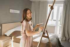 漂亮的有才华的女人画家绘画画架使色彩斑斓的草图创建美妙的艺术美丽的女艺术家绘画柔和的创造力想象力概念