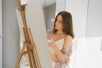 漂亮的有才华的女人画家绘画画架使色彩斑斓的草图创建美妙的<strong>艺术</strong>美丽的女<strong>艺术</strong>家绘画柔和的创造力想象力概念