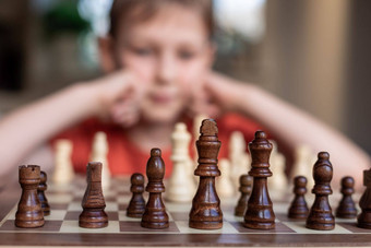 年轻的白色孩子玩游戏国际象棋大国际象棋董事会国际象棋董事会表格前面学校男孩思考移动