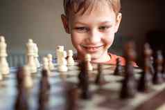 年轻的白色孩子玩游戏国际象棋大国际象棋董事会国际象棋董事会表格前面学校男孩思考移动比赛