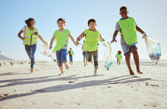 有趣的孩子们塑料袋海滩清洁垃圾集合运行浪费管理海洋清洁教育社区服务快乐孩子们气候改变<strong>志愿服务</strong>自然回收