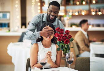 玫瑰惊喜夫妇餐厅人准备好了细餐厅爱护理花现在花束日期女人男人。庆祝活动表格微笑