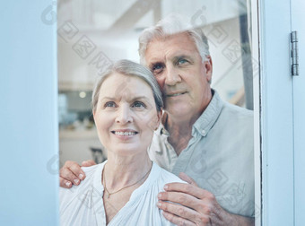 高级夫妇退休未来窗口愿景思考爱护理澳大利亚首页快乐上了年纪的人女人男人。房子希望生活方式梦想机会的想法