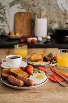 首页煮熟的英语早餐杯黑色的咖啡橙色汁厨房