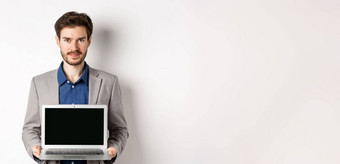 英俊的高加索人商人西装显示空移动PC屏幕演示促销站白色背景