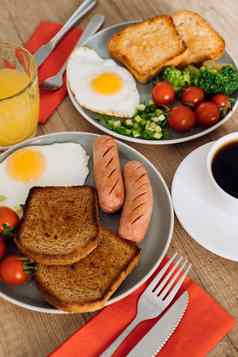 英语早餐杯黑色的咖啡橙色汁烤香肠小麦烤面包炸蛋樱桃西红柿板