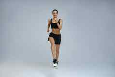 运动确定女人穿运动服装运行有氧运动锻炼工作室背景
