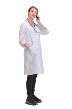 肖像拍摄年轻的女医生站孤立的白色背景使电话调用智能手机