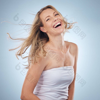 美肖像笑模型女人工作室灰色的背景享受笑话<strong>幽默</strong>面部护肤品有趣的有吸引力的年轻的女笑自然治疗
