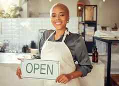 开放标志业务黑色的女人肖像启动咖啡馆餐厅咖啡商店微笑成功女服务员经理人手持有董事会服务快乐职业生涯