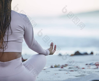 海滩瑜伽莲花黑色的女人冥想平静和平Zen健身培训锻炼模型海洋波女人冥想沙子海整体锻炼自然