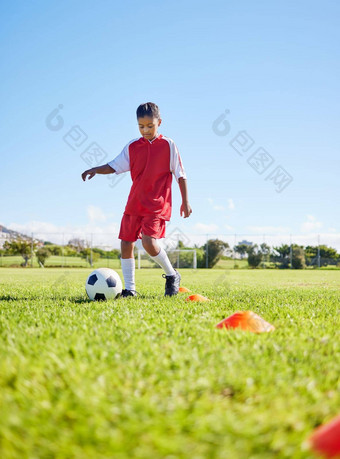 足球女孩孩子草培训健身体育平衡人才发展控制速度女孩子快足球运球锻炼脚场强大的心态