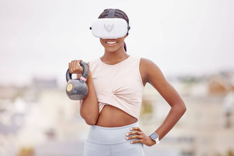 女人壶铃虚拟现实耳机锻炼培训锻炼城市健身软件的电子竞技元宇宙挑战微笑快乐体育人未来主义的举重