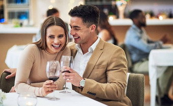 爱酒快乐夫妇餐厅情人节一天庆祝活动成键笑酒精细餐厅女人有趣的男人。日期周年纪念日生日晚餐