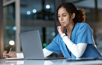 医生思考写作移动PC晚上医疗保健解决方案的想法规划医院女人医疗护士工作晚些时候焦点研究笔记本电脑诊所