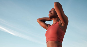 自由健身黑色的女人自然运行体育培训放松蓝色的天空南非洲健康和平平静非洲跑步者Zen户外有氧运动锻炼