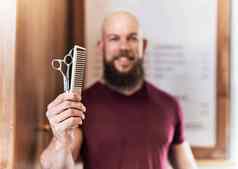 人世界好理发师持有头发梳子一对剪刀内部理发店