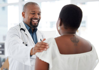 快乐的医生提供病人支持成熟的非洲美国医生触碰病人手臂快乐提供病人安慰咨询医生会说话的病人