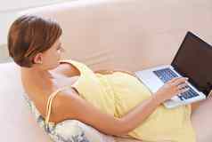 住通知怀孕美丽的怀孕了女人放松沙发首页移动PC
