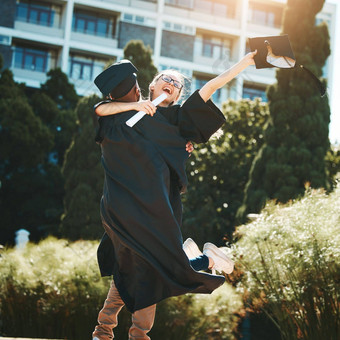 教育大学毕业庆祝活动大学成就朋友拥抱祝贺你校园男人。女人奖学金学生研究生快乐文凭证书