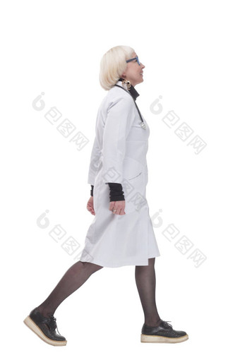 完整的长度友好的女人医生走向前