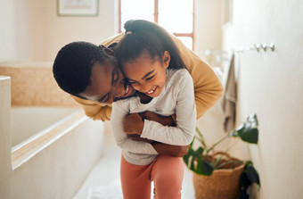 黑色的家庭父亲孩子拥抱快乐首页爱护理支持浴室男人。女孩孩子幸福微笑能源拥抱安全健康健康