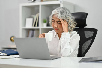 强调中间岁的业务女人痛苦头疼<strong>乏力</strong>偏头痛工作办公室