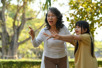 快乐的亚洲孩子有趣的走公共公园祖母爱的家庭的关系概念