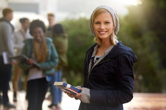 大学生活有趣的裁剪肖像年轻的女人站校园学生背景