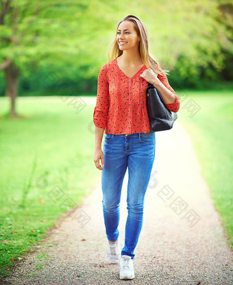 享受新鲜的空气美自然年轻的女人走公园