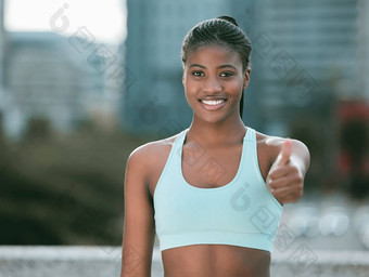 肖像自信年轻的非洲美国女人手势拇指锻炼在户外快乐女运动员动机准备好了好培训锻炼城市赞同