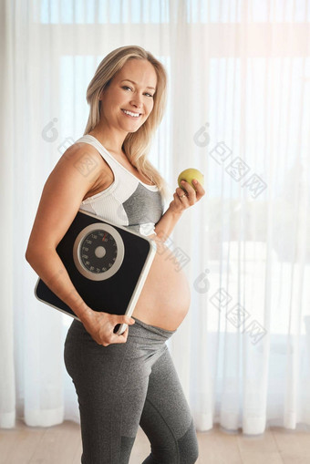 最健康的选择肖像快乐怀孕了女人穿着<strong>运动服</strong>装携带规模<strong>首页</strong>
