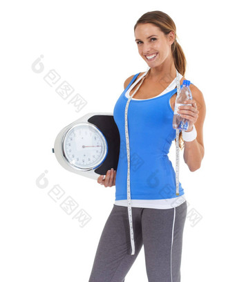 这样一来提<strong>高</strong>重量损失健康适合年轻的女人持有水瓶<strong>规模</strong>磁带测量脖子孤立的白色