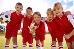 冠军儿童足球团队持有奖杯