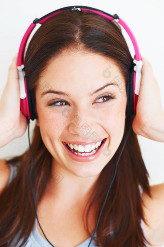 音乐耳机工作室脸快乐女人听有趣的女孩首歌健康音频播客广播声音微笑自由基因模型流媒体电火花播放列表孤立的白色背景