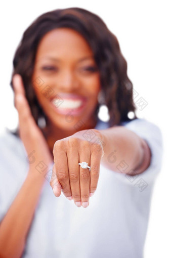 订婚了裁剪视图漂亮的非洲美国女人显示订婚环