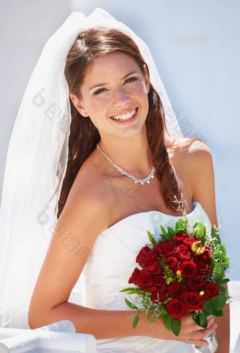 最快乐的一天生活肖像美丽的新娘持有花束花婚礼一天